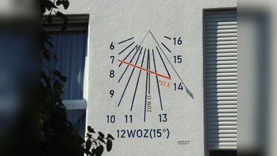 Ein Unikat: die neue Sonnenuhr am Wohnhaus in Neuaubing. Auf der orangen Linie lässt die Sonne am 22. März - dem Geburtstag des Beschenkten - einen Lichtpunkt entlangwandern. (Foto: Carmen E. Kühnl)