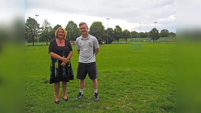 Jan Forster vom TSV Egmanting wurde von der Ehrenamtsbeauftragten der Bay. Staatsregierung, Eva Gottstein, stellvertretend für alle im Sport Engagierten gewürdigt.  (Foto: Hans Schmöller/Geschäftsstelle Ehrenamtsbeauftragte)