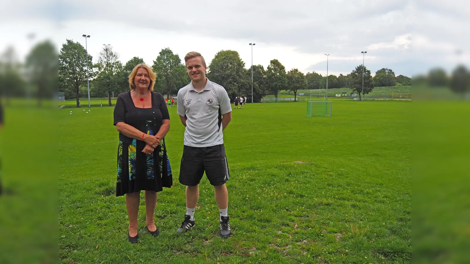 Jan Forster vom TSV Egmanting wurde von der Ehrenamtsbeauftragten der Bay. Staatsregierung, Eva Gottstein, stellvertretend für alle im Sport Engagierten gewürdigt.  (Foto: Hans Schmöller/Geschäftsstelle Ehrenamtsbeauftragte)