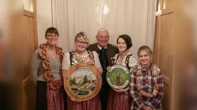 Von links: Agnes Klarwein (Brezenkönigin), Agnes Mayer (Schützenkönigin), Franz Voglsinger (Schützenmeister), Johanna Mayer (Jugendkönigin) und Fiona Bauer (Wurstkönigin).  (Foto: privat)