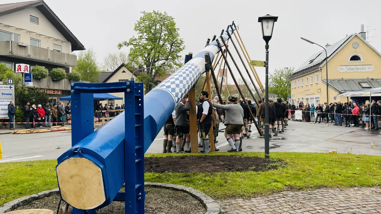 Am 1. Mai 2022 hatten die Burschen aus Putzbrunn beim Maibaum-Aufstellen mit regnerischem Wetter zu kämpfen, die Zuschauer ließen sich davon allerdings nicht abhalten.  (Foto: hw)