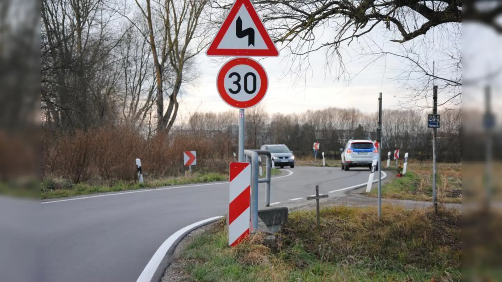Ein verwittertes Holzkreuz und frische Blumen legen Zeugnis ab über die tragischen Unfälle, die hier bereits geschehen sind. (Foto: Eva Schraft)