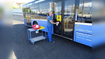 Nach und nach werden alle Fahrzeugtüren bei der MVG mit einem Masken-Symbol gekennzeichnet. (Foto: SWM)