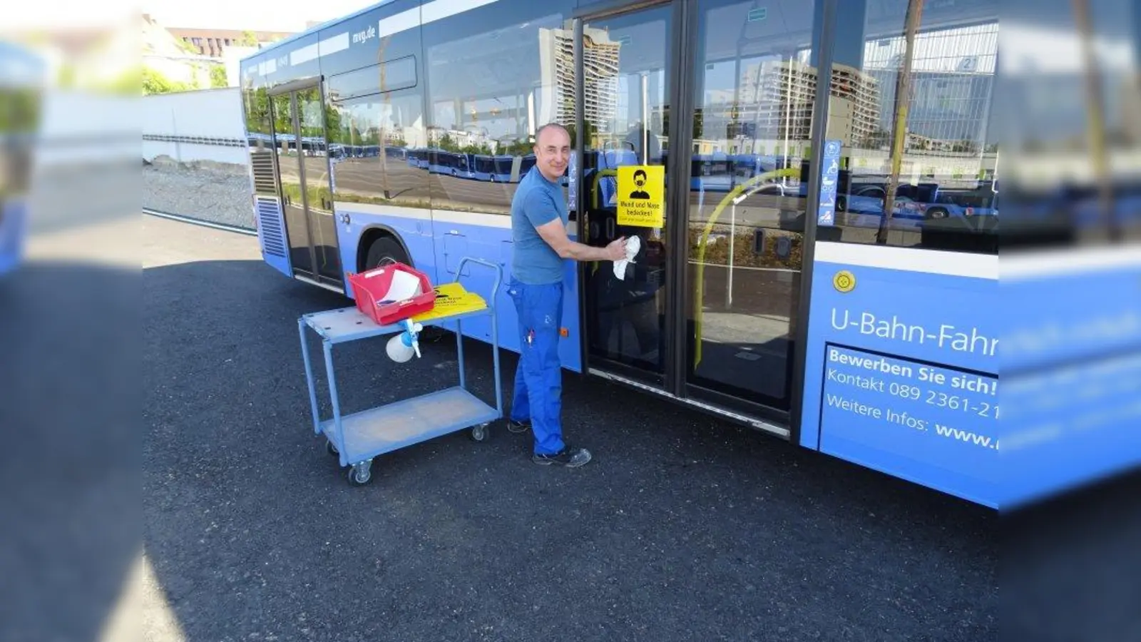 Nach und nach werden alle Fahrzeugtüren bei der MVG mit einem Masken-Symbol gekennzeichnet. (Foto: SWM)
