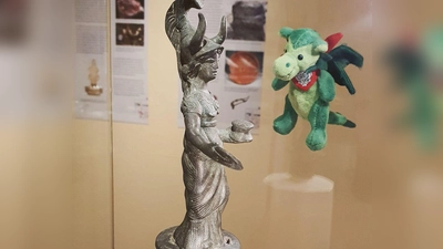 Der Drache Wiggerl führt Kinder via App durch das AschheiMuseum, in dem auch die berühmte „Athene von Dornach” zu sehen ist. (Foto: AschheiMuseum )