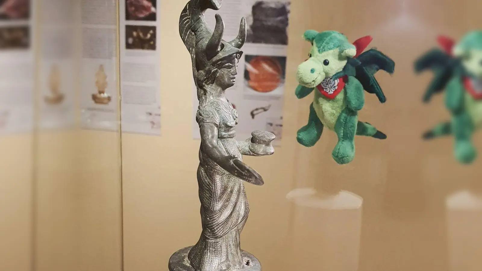 Der Drache Wiggerl führt Kinder via App durch das AschheiMuseum, in dem auch die berühmte „Athene von Dornach” zu sehen ist. (Foto: AschheiMuseum )