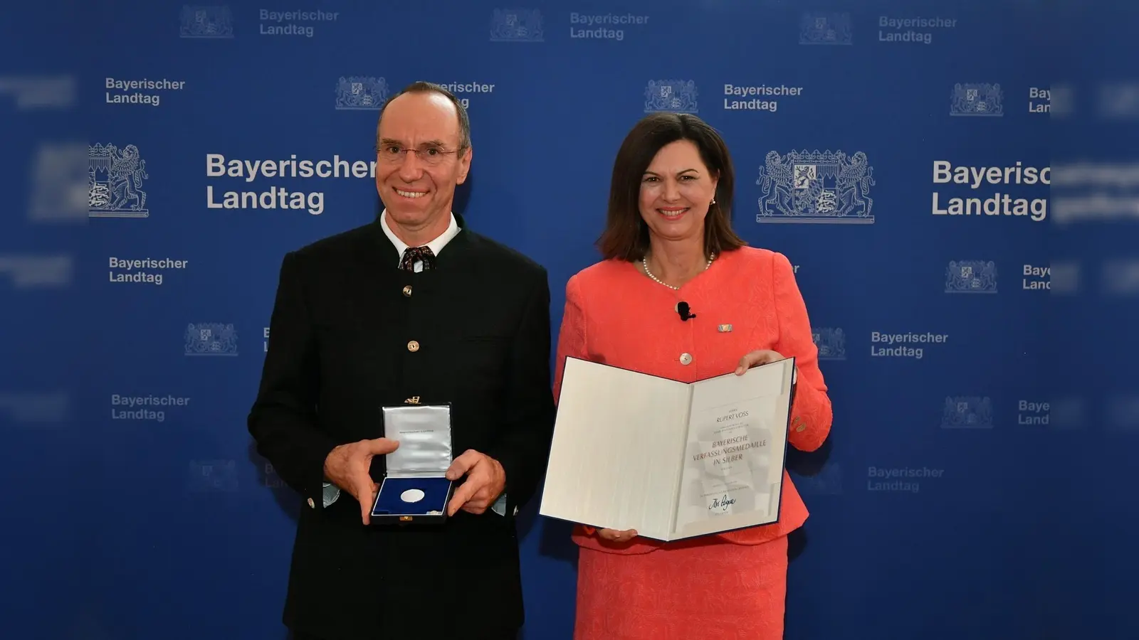 Rupert Voß, der Schreinermeister, Firmengründer, Sozialunternehmer und Unternehmensberater aus Baiern wurde vor kurzem für sein langjähriges soziales Engagement von Landtagspräsidentin Ilse Aigner geehrt.  (Foto: Bayerischer Landtag )