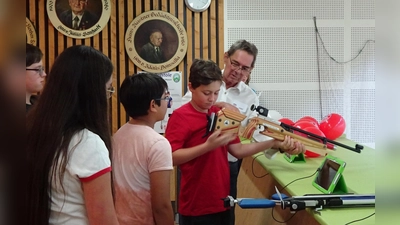 Das Luftgewehr wird genau inspiziert. (Foto: Altschützen)