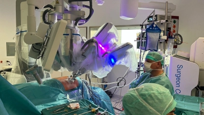 In der München Klinik Bogenhausen wurde weltweit erstmals eine Nebennierenentfernung mit dem Shurui-System in Bauchlage durchgeführt. Der Operateur Ayman Agha steuerte das System von einer Konsole aus. (Foto: München Klinik)