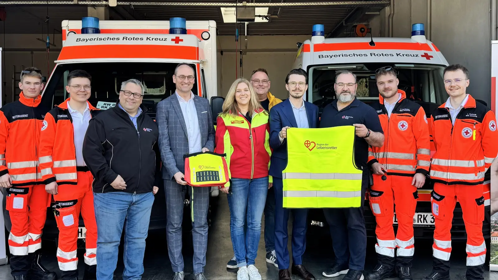 Freuten sich über die Initiative: Dr. Christian Günzel (3.von links), Bernhard Seidenath, Alexandra Zimmermann, Christoph Adler (Referent Rettungsdienst), Dennis Behrendt (BRK-Kreisgeschäftsführer), Martin Noß (Leiter Rettungsdienst) mit dem Team der Rettungswache in Gröbenried). <br>  (Foto: BRK)