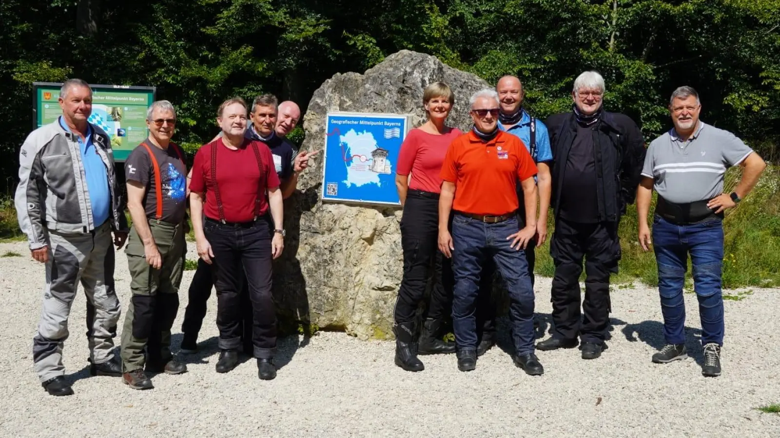 Die Seefelder Motoradfahrer am geografischen Mittelpunkt Bayerns. (Foto: red)