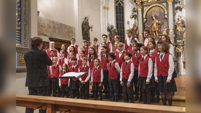 Die Jungen Chöre München singen Weihnachtslieder und alpenländische Weisen. in St. Quirin. (Foto: Klaus Bichlmayer)