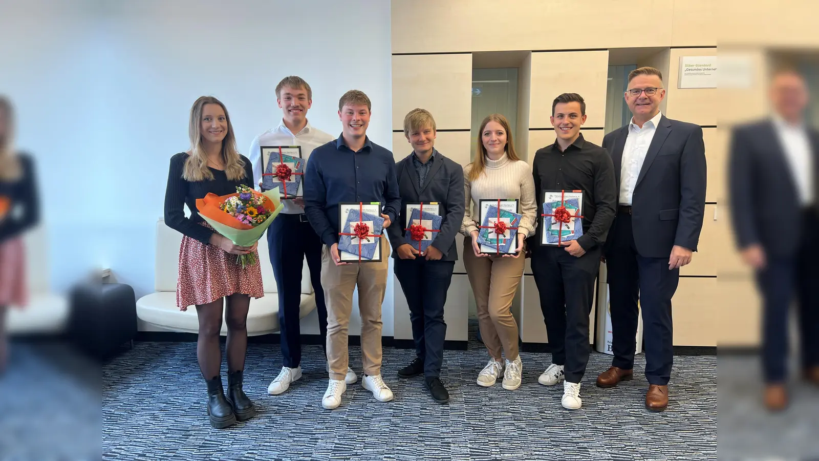  <br>Ausbildungsleiterin Annalena Engel, Lukas Kutscherauer, Tobias Mundl, Maximilian Holzer, Maria Fischer, Moritz Neumeister und Vorstandssprecher Johann Schöpfel (v. l.).  (Foto: VR Bank)