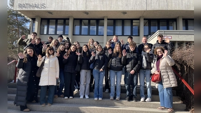 Die Schülerinnen und Schüler aus Castelfranco Veneto vor dem Rathaus. (Foto: Birgit Doll)