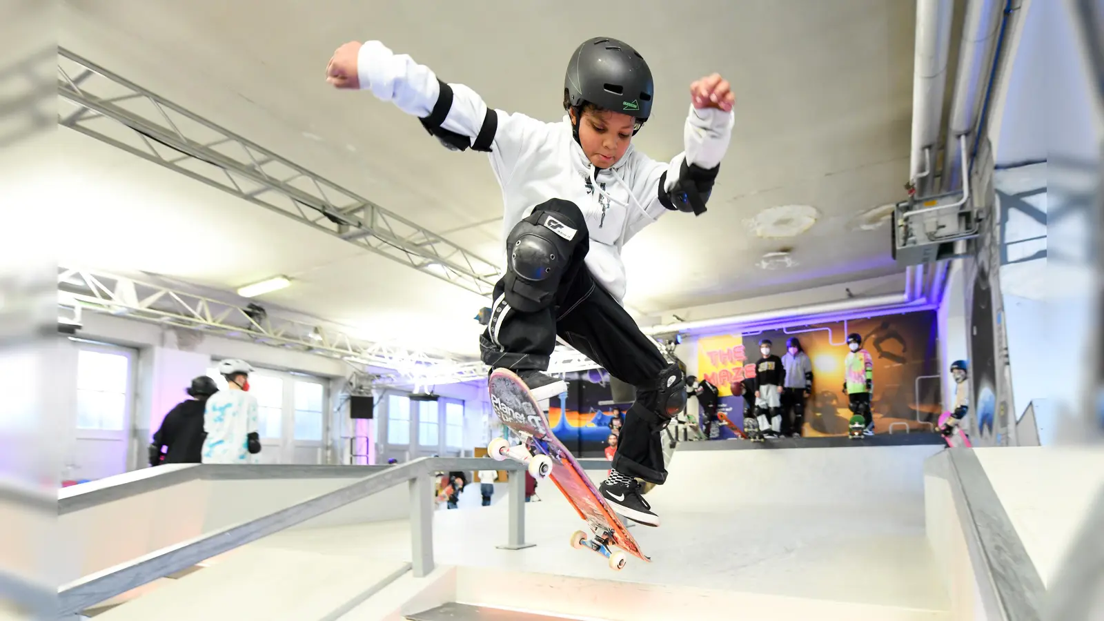 Zum vielfältigen Angebot zählt Skateboarding, aber auch Klettern, Volleyball oder Zumba. (Foto: Referat für Bildung und Sport/Tobias Hase)