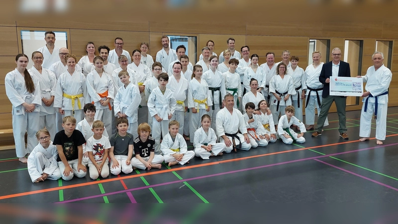 Kundenberater Martin Dahlhaus (Kreissparkasse Herrsching, 2.v.r.) übergab Anton Leitner (Vorsitzender 1. Budo-Verein Herrsching e.V.) den Scheck. (Foto: 1. Budo-Verein Herrsching e.V.)