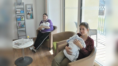 Junge Mütter in Zeiten von Corona: Elisabeth Böhme mit Florian (l.) und Balbina Pecher mit Frida Sophie. (Foto: Krankenhaus GmbH)