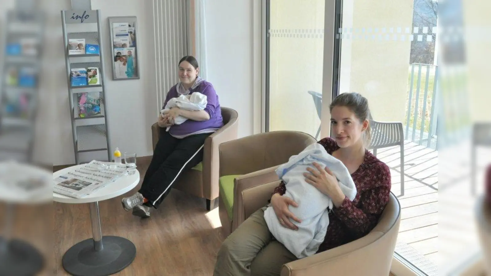 Junge Mütter in Zeiten von Corona: Elisabeth Böhme mit Florian (l.) und Balbina Pecher mit Frida Sophie. (Foto: Krankenhaus GmbH)