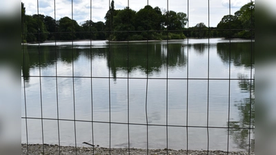 Ein Bauzaun versperrte die Sicht auf den Kleinhesseloher See im Englischen Garten (Archivbild: Daniel Mielcarek)