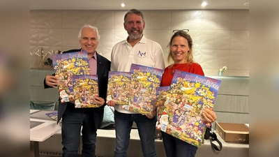 Freuen sich über den Adventskalender des Rotary Clubs München-West (v.l.): Werner Tiki Küstenmacher (Zeichner des Adventskalenders), Manfred May (Gründer May-Stiftung) und Clubpräsidentin Sigrun Matthes. (Foto: Rotary Club)
