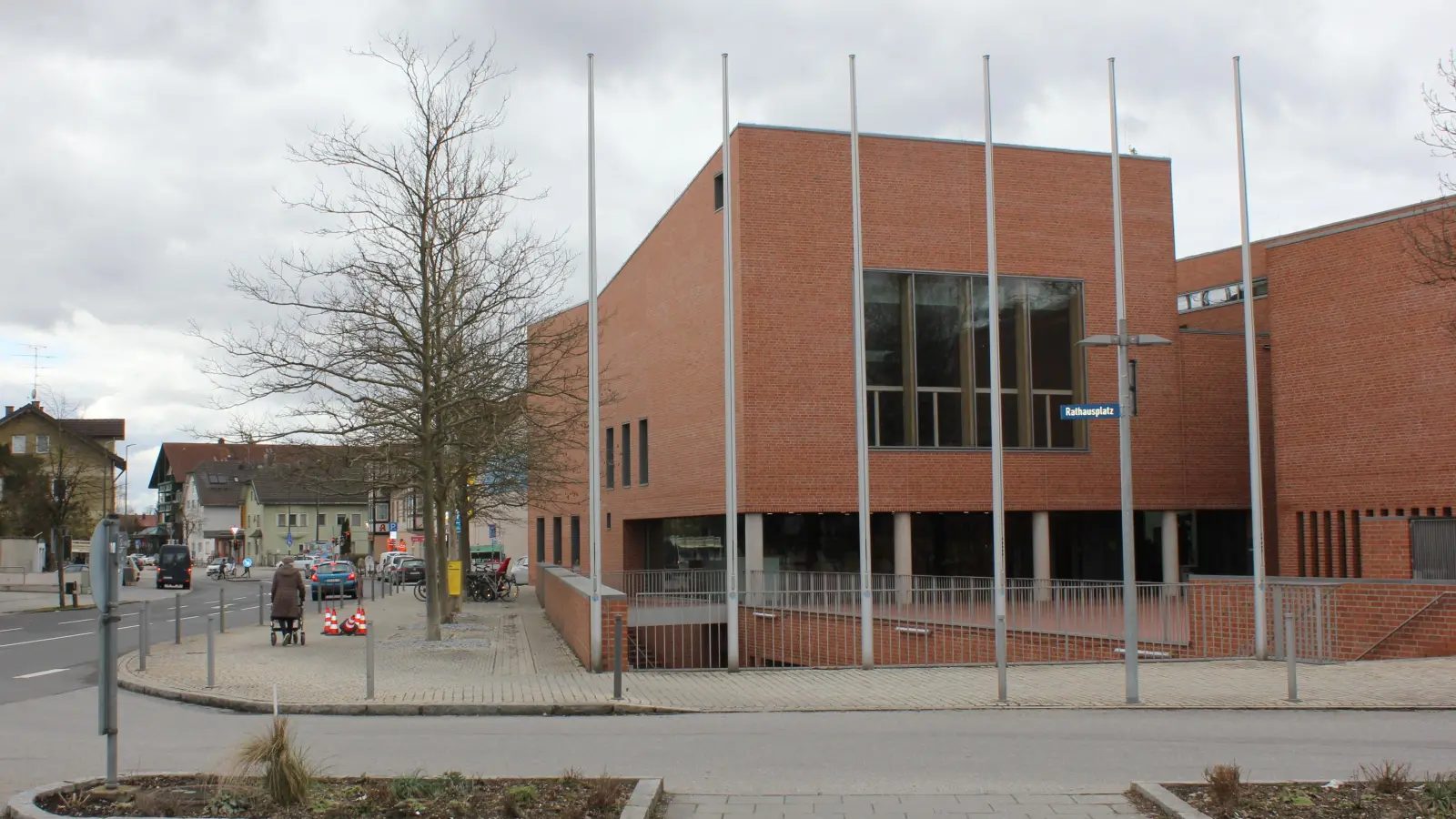 Vor dem Feldkirchner Rathaus veranstaltet die Gemeinde ein „Dinner in white”. (Archivbild: bas)