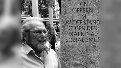 Jochen Reisinger (SPD) nahm 2016 bei der Eröffnung der Gedenk-Stelen am Platz der Freiheit teil.  (Foto: SPD Neuhausen)
