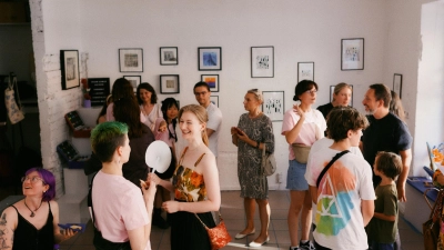 „zwischen dings“ heißt der neue Kunst-, Arbeits- und Veranstaltungsort in der Tegernseer Landstraße 80. Kürzlich wurde die Eröffnung gefeiert. (Foto: Stefan Grau)