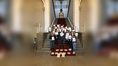 Einige Schüler der 7. Klasse fuhren in den Bayerischen Landtag, wo sie sich mit dem Grünen-Politiker Hep Monatzeder verabredet hatten. (Foto: Schule)