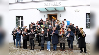 Warm eingepackt sorgten die Musiker der Blaskapelle Gelting für einen gelungenen Start ins neue Jahr. (Foto: Georg Rittler)