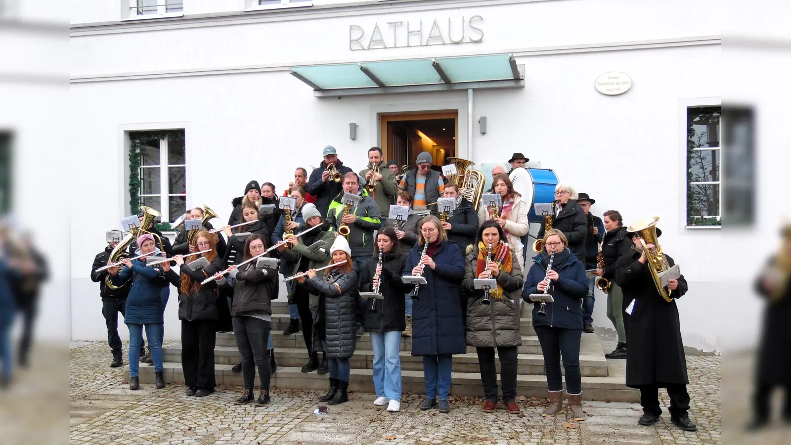 Warm eingepackt sorgten die Musiker der Blaskapelle Gelting für einen gelungenen Start ins neue Jahr. (Foto: Georg Rittler)
