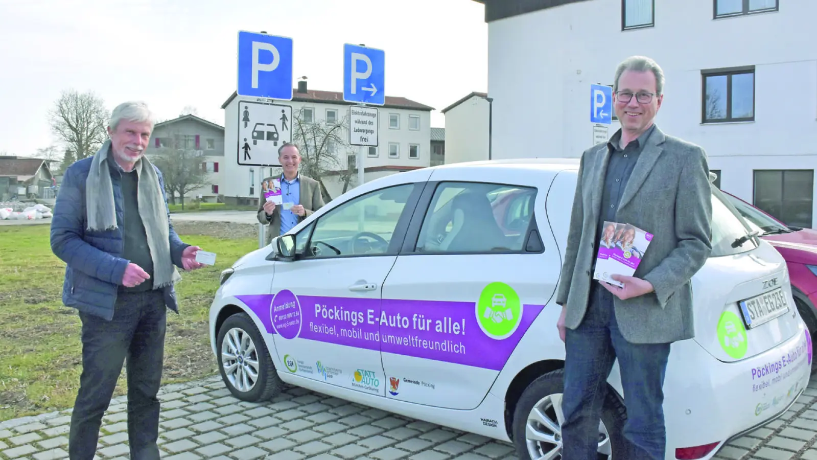 So wie in Pöcking möchte Energiegenossenschaftsvorsitzender Gerd Mulert (l.) auch in Weßling das Car-Sharing etablieren. R: Bürgermeister Rainer Schnitzler bei der Einweihung vor seinem Rathaus 2021. (Foto: ha)