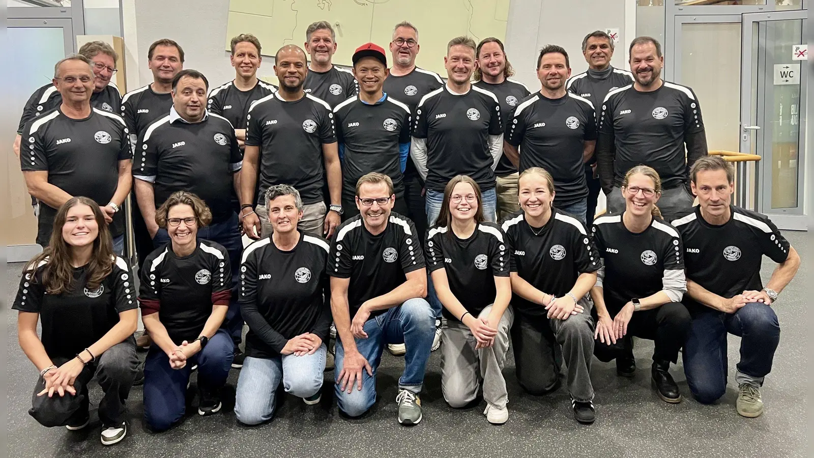 Die Trainer und Trainerinnen der Junioren haben einheitliche Trikots bekommen.  (Foto:  FC Fasanerie-Nord)