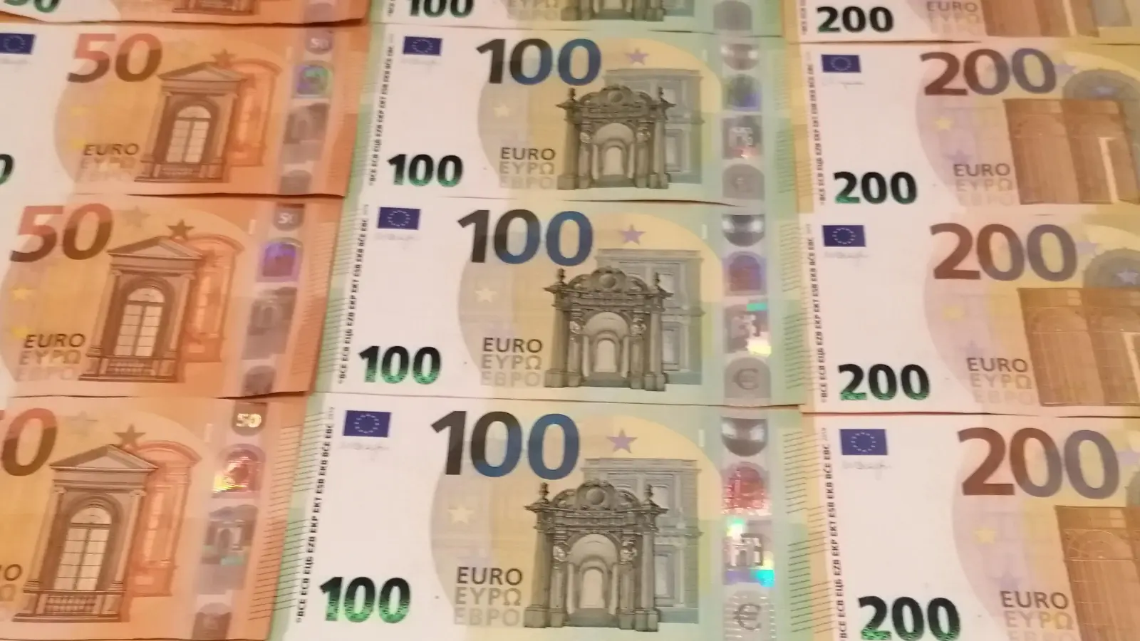 Über eine Million Euro hat ein 56-Jähriger verloren, weil er auf einen angeblichen Handel für Kryptowährungen hineinfiel. (Symbolbild: job)