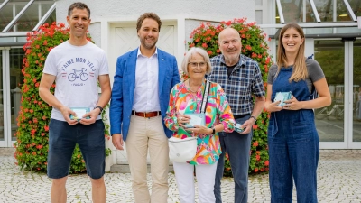 Die Gemeinde Haar prämierte die vier ersten Plätze unter den Haarer Radlern: v.l. Andreas Mosig (1.Platz), Brgm. Dr. Andreas Bukowski, Therese Mogl (2.Platz), Gustl Mogl (3. Platz) und Louisa Jüngst (4.Platz).  (Foto: Janina Ruthenkolk)