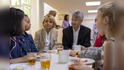 Kultusminister Michael Piaozolo und Schauspielerin Uschi Glas im Gespräch mit Schülerinnen der Grund- und Mittelschule an der Weilerstraße. (Foto: StMUK/Felix Albrecht)