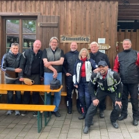 Die Mitglieder des BMW Clubs Seefeld kehrten beim Kathi Bräu ein, wo sie Inhaber Alois Schmitt (3.v.l.) begrüßte. (Foto: BMW Club Seefeld)
