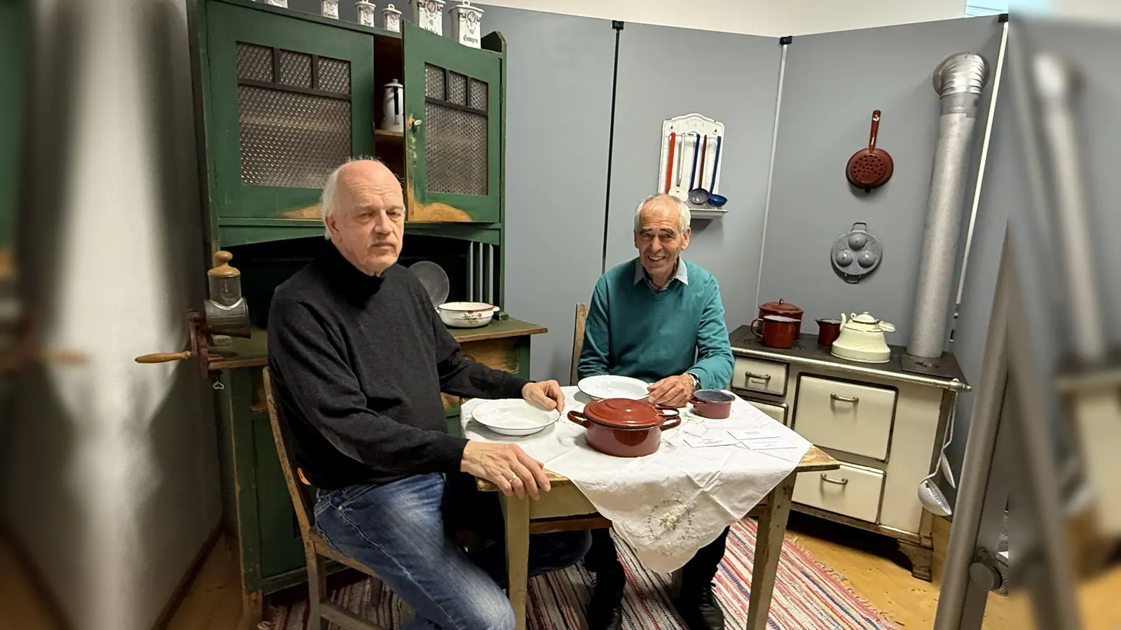 Olaf Nie (l.) und Erich Rüba (r.) in der Emaille-Ausstellung in der Gemeindegalerie Weßling. (Foto: pst)