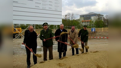 Startschuss für das Bauvorhaben: Albert Grundmann vom Staatlichen Bauamt, der Münchner Polizeichef Hubertus Andrä, Innenminister Joachim Hermann, zweiter Bürgermeister Josef Schmid und der Pasinger Dienststellenleiter Peter Löffelmann (von links) beim Spatenstich. (Foto: us)