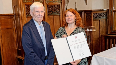 Eine Dankurkunde bekam Dr. Helmuth Stahleder von Stadträtin Gudrun Lux (in Vertretung des Oberbürgermeisters) überreicht.  (Foto: Heribert Mühldorfer/ Presseamt München)