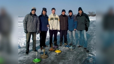Die lange Kälteperiode hat es doch noch ermöglicht. Mitglieder des SSV Landsham beim Eisstockschießen auf Natureis.	 (Foto: Privat)