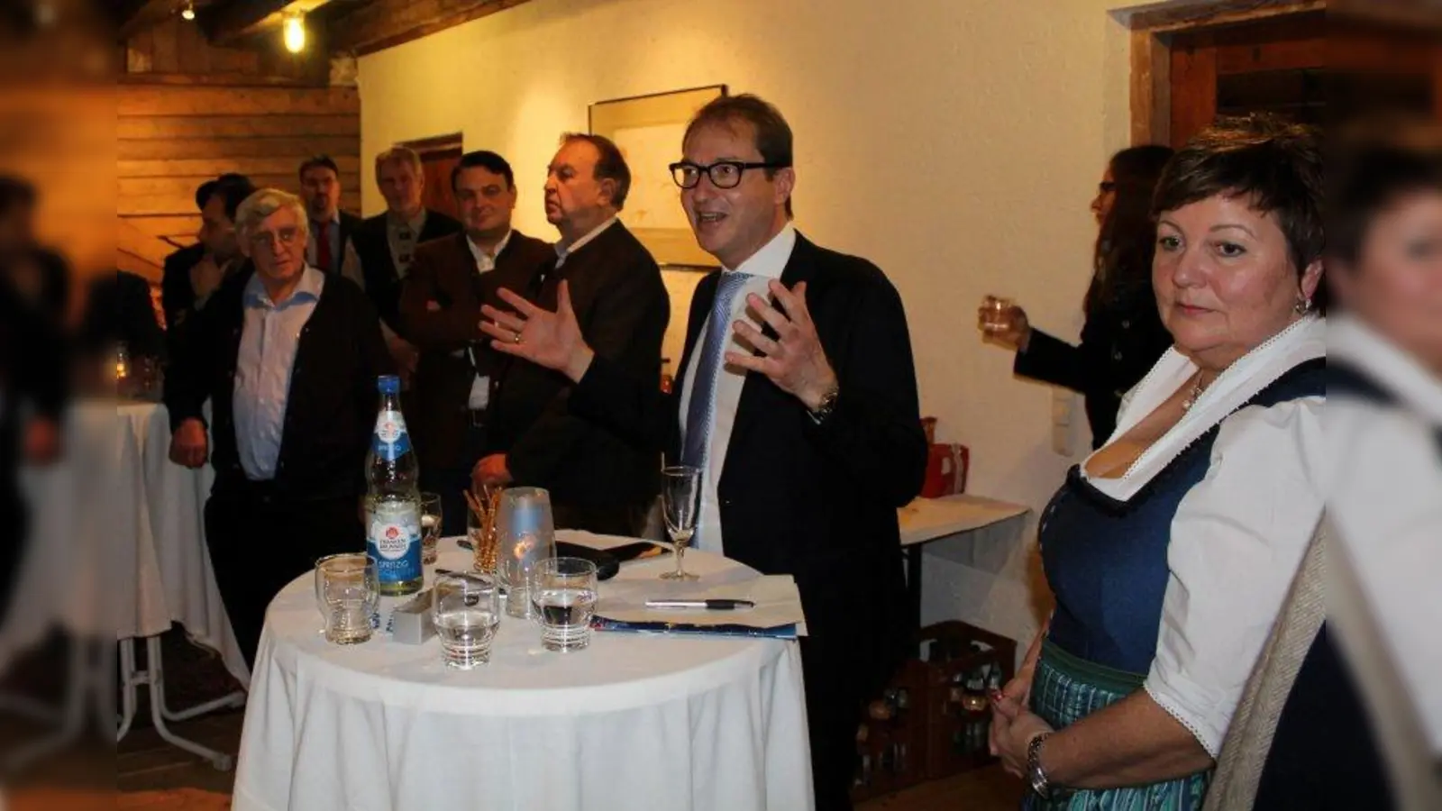 Bundesverkehrsminister Alexander Dobrindt war auf dem Neujahrsempfang der Wielenbacher CSU zu Gast. Rechts steht Landrätin Andrea Jochner-Weiß. (Foto: dwu)