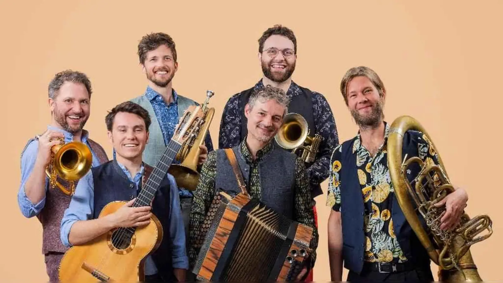 Die Kapelle so&amp;so spielt in der Stadthalle große auf. (Foto: Valentin Weinhäupl)