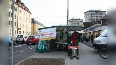 Nicht nur der Bürgersteig sogar der Radweg an der Agnes-Bernauer-Straße muss am Freitagvormittag als Standlfläche für den Laimer Bauernmarkt herhalten. (Foto: tg)