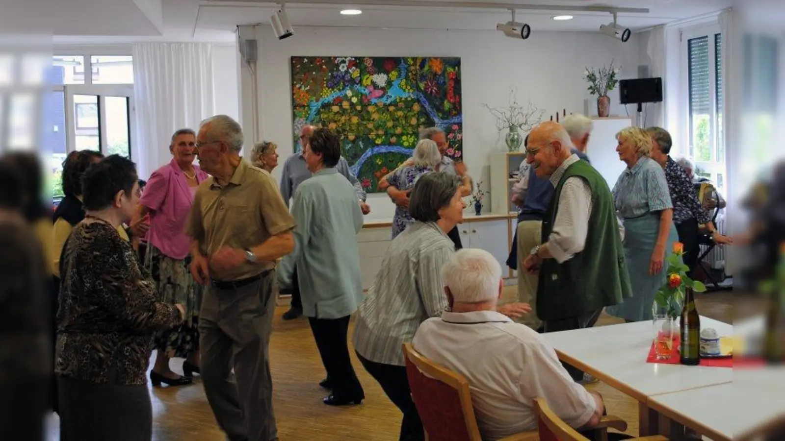 Rund 60 feiernde Gäste kamen zum Maitanz in das ASZ Kleinhadern-Blumenau. (Foto: pi)