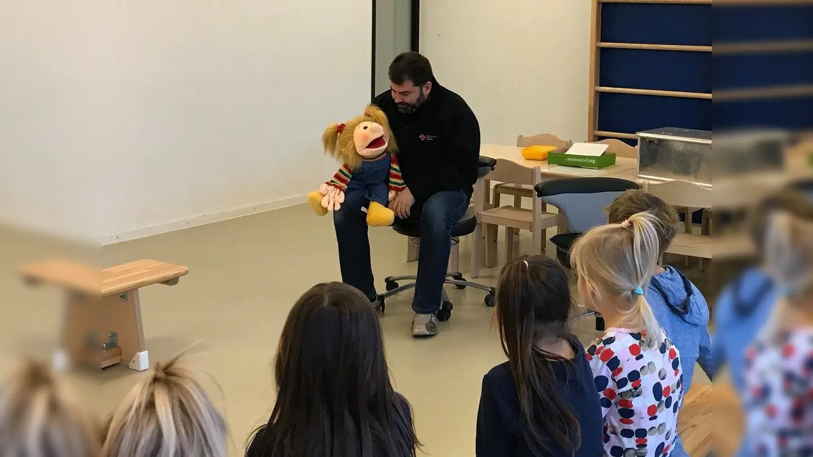 Thomas Büchner mit Solfi, der Handpuppe, die Kindern Erste Hilfe vermittelt. (Foto: BRK)