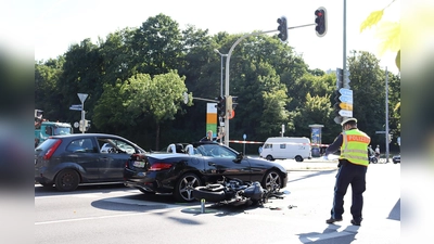Die Cabriofahrerin bremste vor der gelben Ampel. Deshalb wechselte die hinter ihr fahrende Bikerin auf den rechten Fahrstreifen, übersah dabei einen dort fahrenden Lkw und kollidierte mit ihm. (Foto: mha)