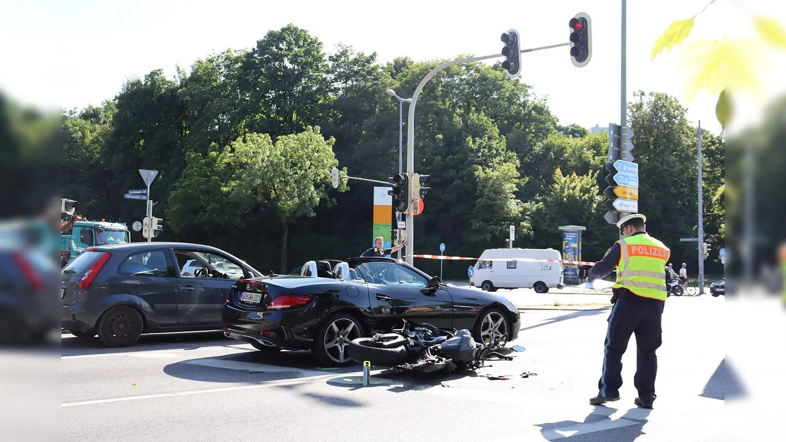 Die Cabriofahrerin bremste vor der gelben Ampel. Deshalb wechselte die hinter ihr fahrende Bikerin auf den rechten Fahrstreifen, übersah dabei einen dort fahrenden Lkw und kollidierte mit ihm. (Foto: mha)