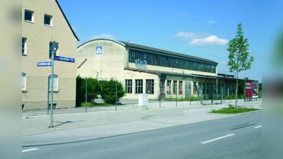 Das „Hochtief-Gelände“ in der Schöllstraße wird neu bebaut. Dann sollen dort bis zu sieben LKW pro Stunde anfahren. (Foto: ls)