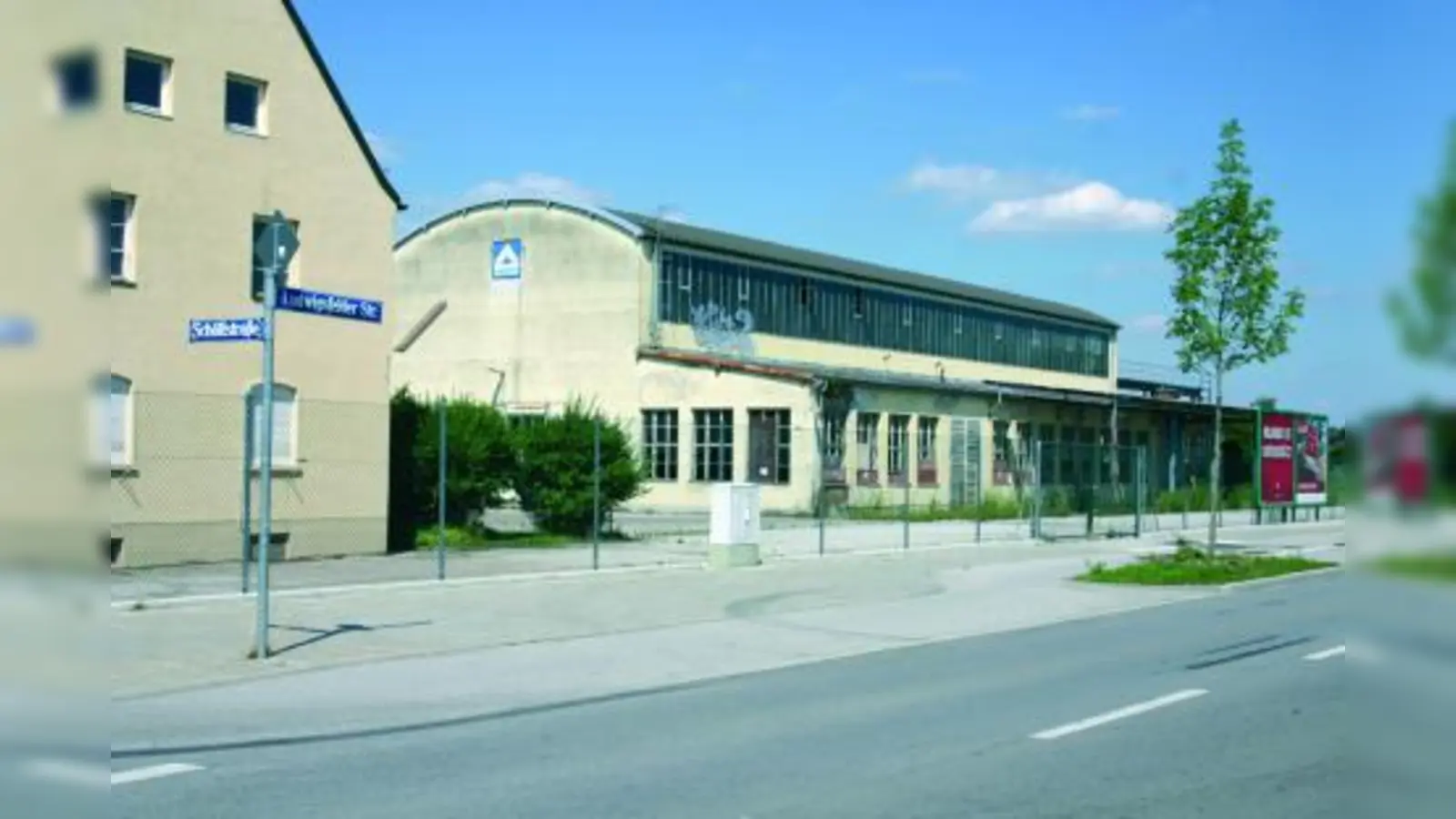 Das „Hochtief-Gelände“ in der Schöllstraße wird neu bebaut. Dann sollen dort bis zu sieben LKW pro Stunde anfahren. (Foto: ls)