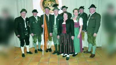 Die Sieger der Meisterschaft der Traditions-Zimmerstutzenschützen im Schützengau Starnberg: Wolfgang Fischer, Josef Naßl, Hans Rehdes, Peter v. Cube, Poldi Simon, Isabelle Meißner, Kerstin Steet, Axel Simon, Martin Hämmerle (v.l.). (Foto: pi)